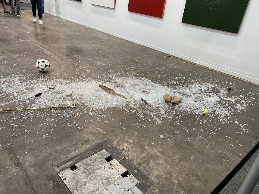 Imagine Stire Un critic de artă a distrus din greşeală o lucrare în valoare de 20.000 de dolari expusă la un târg din Mexic | 2review.ro